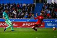 VITORIA-GASTEIZ, SPAIN - FEBRUARY 11:  Luis Suarez (L) of FC Barcelona scores their opening goal during the La Liga match between Deportivo Alaves and FC Barcelona at Estadio de Mendizorroza on February 11, 2017 in Vitoria-Gasteiz, Spain.  (Photo by Gonzalo Arroyo Moreno/Getty Images)